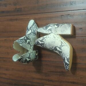 NWOT Steve Madden Black and White Heeled Boots Size 7.5